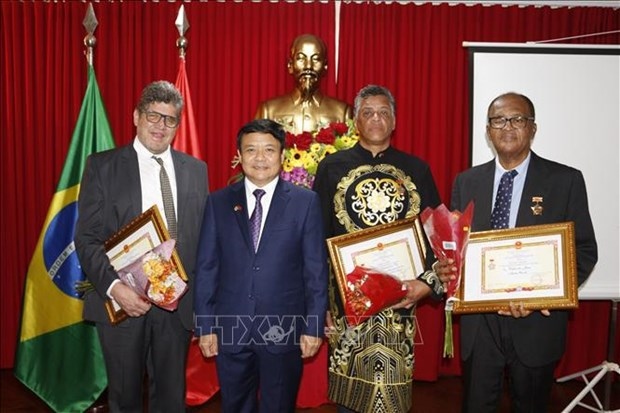 From left: Ricardo Almeida - Representing Miguel Pena, Honorary Consul of Vietnam in Bolivia; Ambassador Bui Van Nghi; João Reis, Honorary Consul of Vietnam in Minas Gerais state; and journalist Valter Xéu, CEO of Patria Latina Media Group (Photo: VNA)