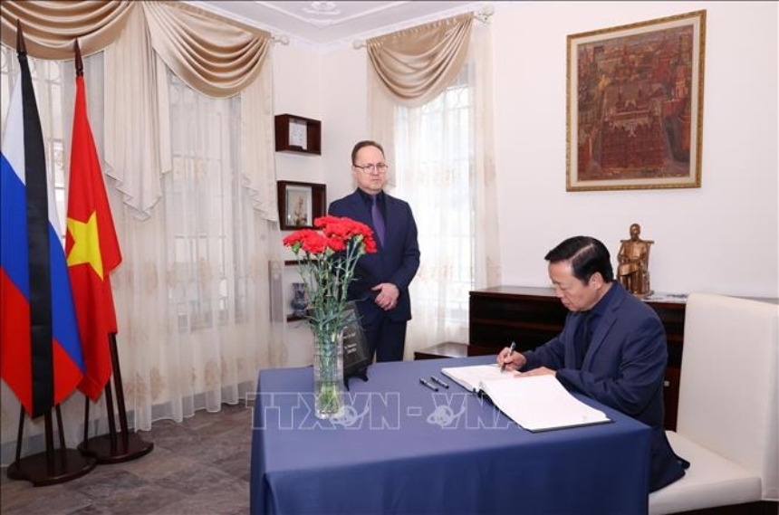 Deputy PM Tran Hong Ha, on behalf of the Vietnamese government and people, writes in the funeral guestbook at the headquarters of the Russian Embassy in Hanoi.