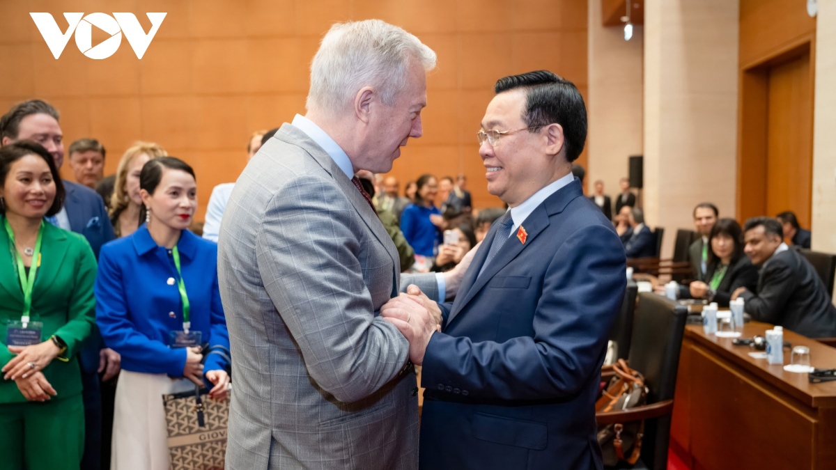 National Assembly Chairman Vuong Dinh Hue (R) and USABC President and CEO Ted Osius