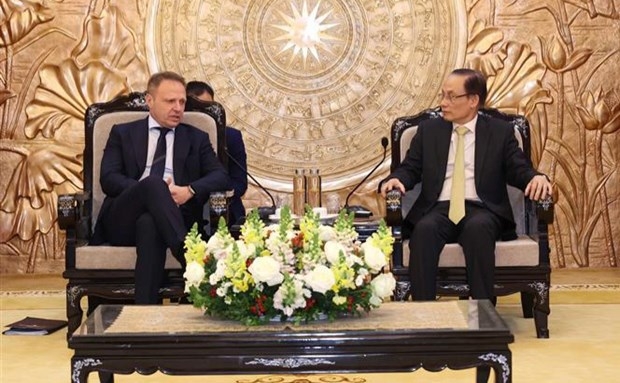 Head of the CPV Central Committee’s Commission for External Relations Le Hoai Trung (R) and Italian Minister of Agriculture, Food Sovereignty and Forestry Francesco Lollobrigida (Photo: VNA)
