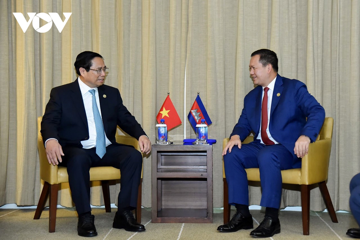 The two PMs exchange views on measures to enhance economic connectivity, especially transport connectivity, between Vietnam and Cambodia to further strengthen bilateral cooperation in other fields.