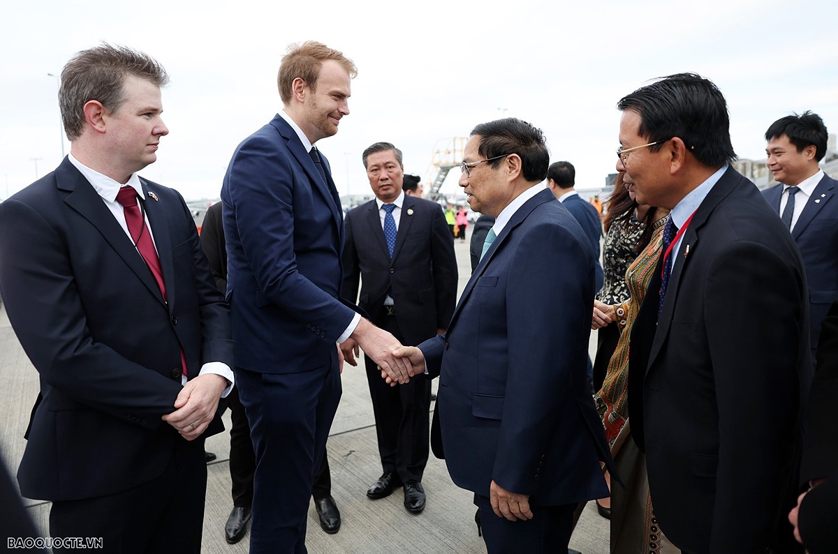 New Zealand officials welcome Vietnamese Prime Minister Pham Minh Chinh and hí entourage at Auckland airport. (Phôt:baoquocte.vn)