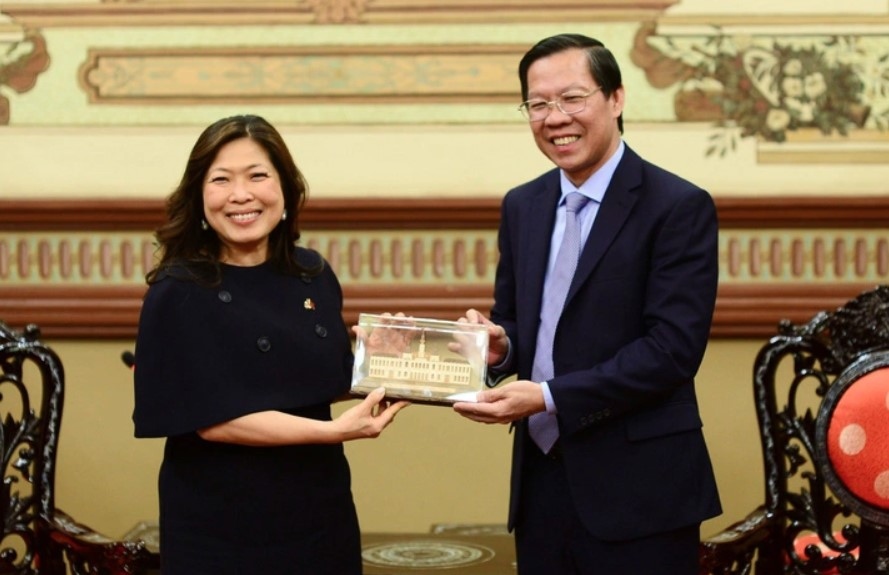 HCM City leader Phan Van Mai (R) and Canadian Minister of Export Promotion, International Trade and Economic Development Mary Ng during their meeting on March 28 (Photo: tuoitre.vn)