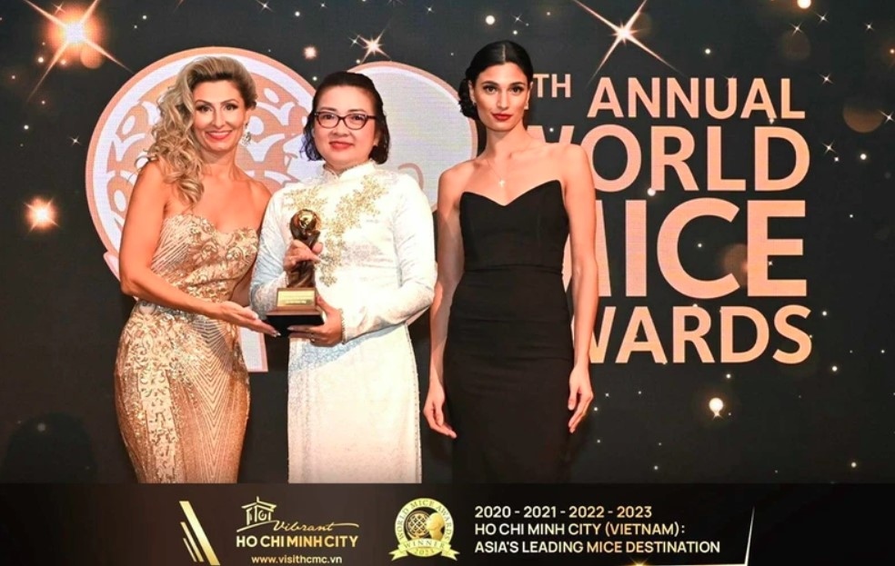Deputy Director of Ho Chi Minh City Department of Tourism Bui Thi Ngoc Hieu (middle) receives the World MICE Tourism Award.
