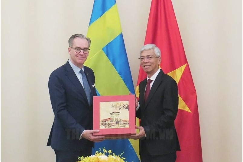 Vo Van Hoan, vice chairman of the Ho Chi Minh City People's Committee (L) and  Hakan Jevrell, State Secretary to Minister for International Development Cooperation and Foreign Trade of Sweden
(Image source: hcmcpv.org.vn)