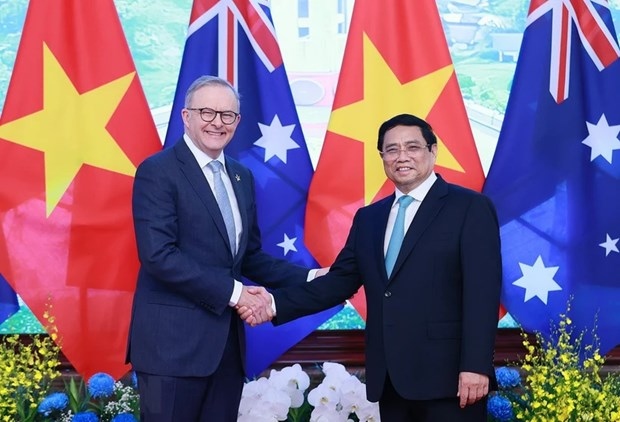 PM Pham Minh Chinh (R) and his Australian counterpart Anthony Albanese during Vietnam visit (Photo: VNA)