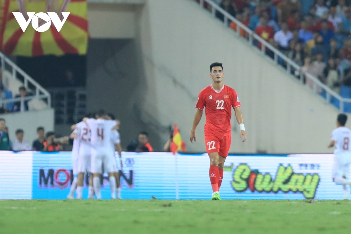 Striker Tien Linh sadly leaves the field following Vietnam's 0-3 loss to Indonesia right in Hanoi.