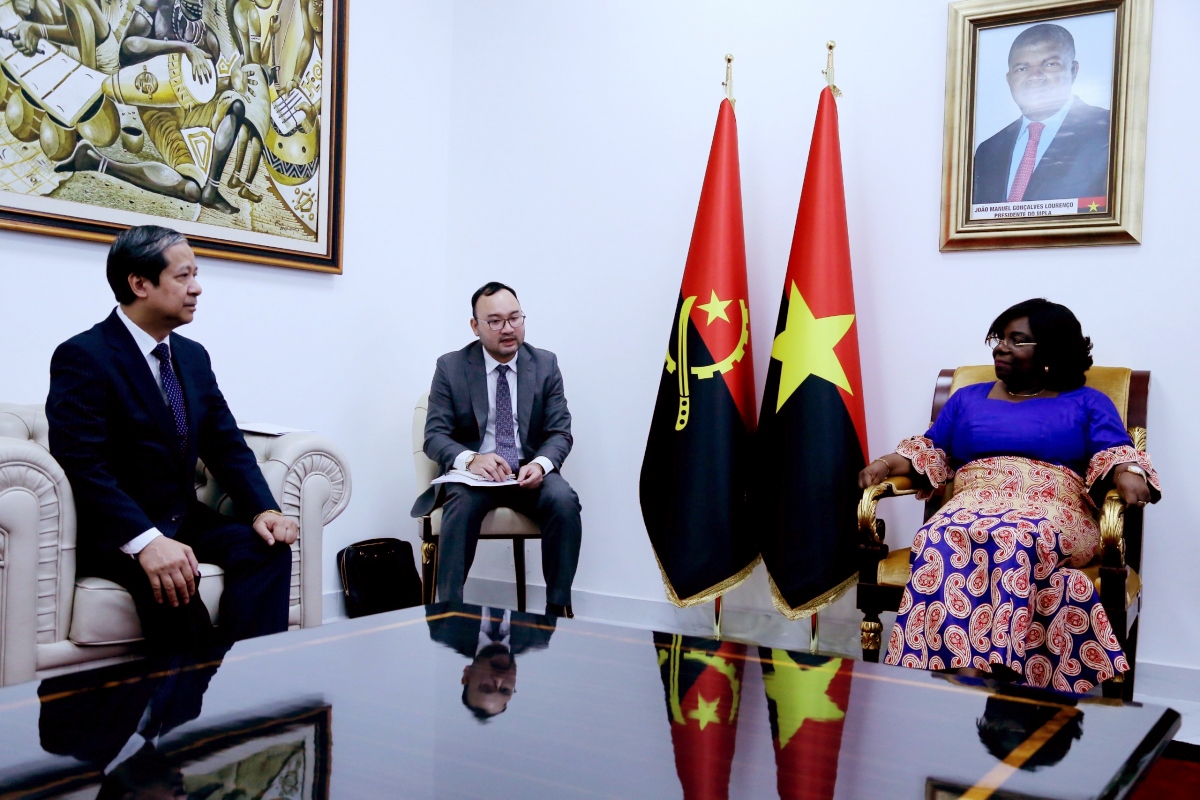 Education Minister Nguyen Kim Son, who is also co-chair of the Vietnam – Angola Inter-government Committee, meets with Luísa Damiao, Vice President of the People’s Movement for the Liberation of Angola (MPLA)