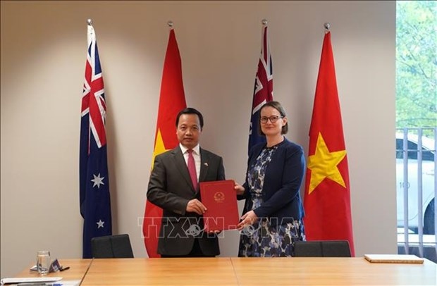 Vietnamese Deputy Minister of Justice Tran Tien Dung (L) and Australian Deputy Secretary of Justice Tara Inverarity exchange the Letter of Intent (Photo: VNA)