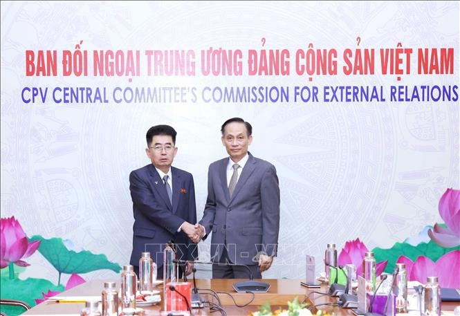 Secretary of the Communist Party of Vietnam (CPV) Central Committee and Chairman of its Commission for External Relations Le Hoai Trung (R) and visiting Director of the International Department of the Central Committee of the Workers’ Party of Korea (WPK) Kim Song Nam at their talks in Hanoi on March 25.