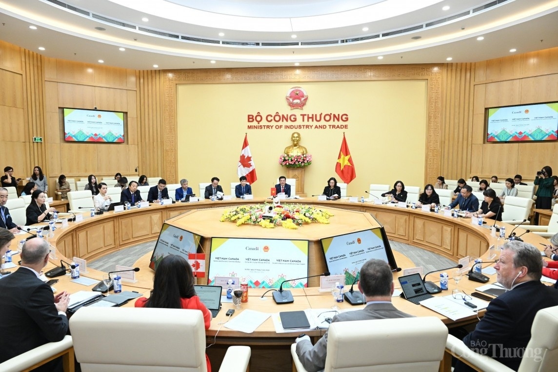 An overview of the second meeting of the Vientam - Canada Joint Economic Committee in Hanoi on March 27. (Photo: congthuong.vn)