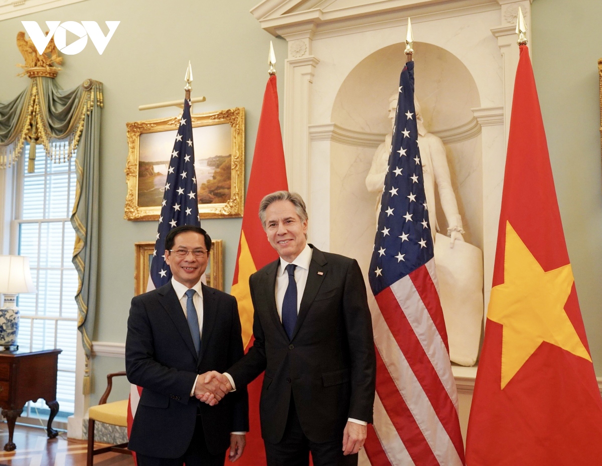 US Secretary of State Anthony Blinken (R) shaking hands with Vietnamese Foreign Minister Bui Thanh Son ahead of their meeting in Washington DC.