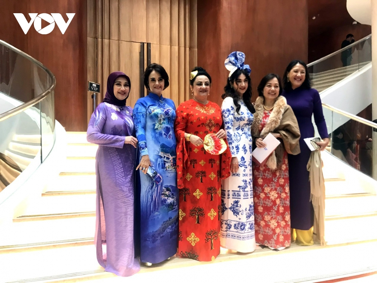 Five wives of foreign ambassadors attend the event donning the traditional Vietnamese Ao Dai.
