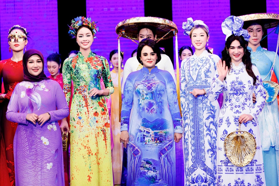 The wives of the foreign ambassadors leave a positive impression on audiences while modelling Ao Dai at the event.