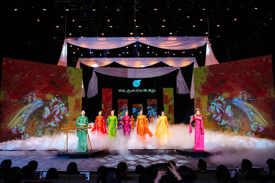 Ao Dai collections draw inspiration from numerous famous heritage sites, Vietnamese landscapes, national flags, and diplomatic relations between Vietnam and foreign countries.