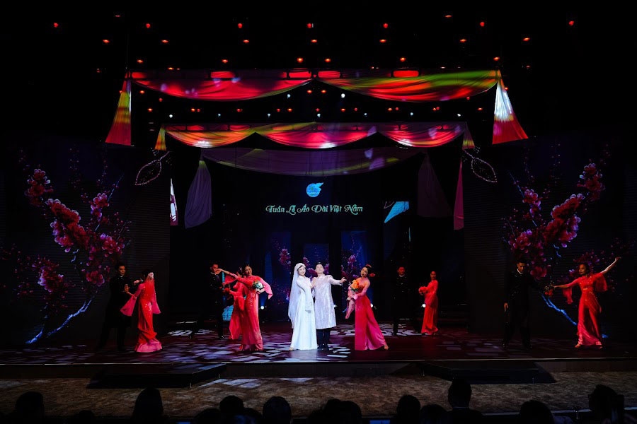 The Ao Dai collection for brides impresses audiences at the event.