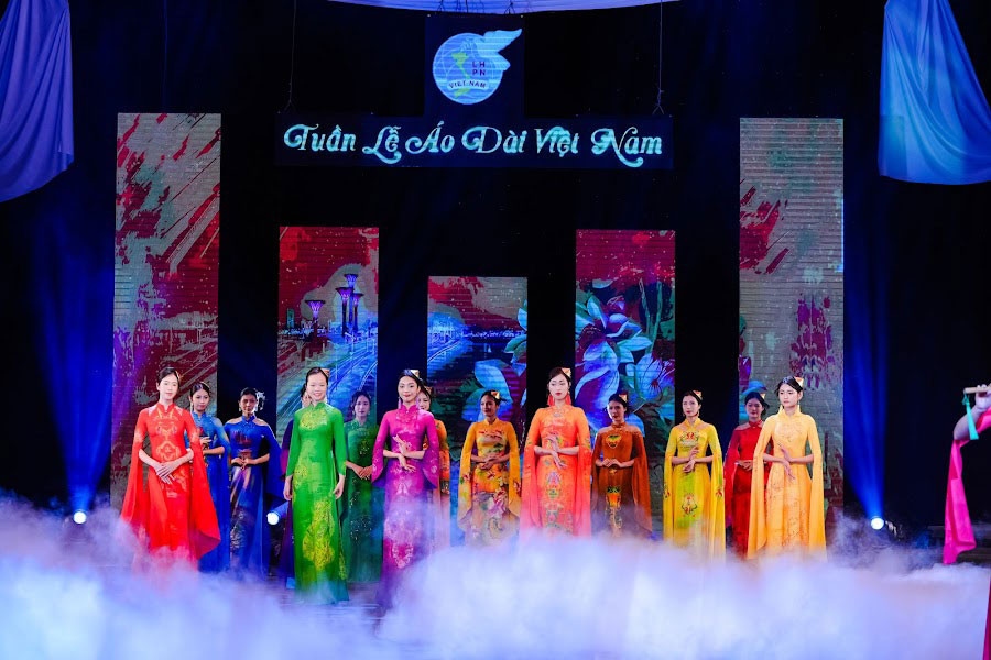 Ao Dai Week arranged by the Vietnam Women's Union aims to encourage women to wear an Ao Dai between March 1 and March 8 as part of efforts to show off the charm and elegant beauty of the dress.