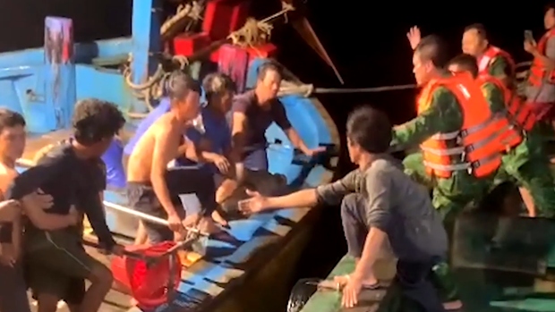 Border guards of Ba Ria - Vung Tau province receive the saved foreign sailors from a fishing vessel of Binh Thuan province on late January 29. (Source: bariavungtau.com.vn)