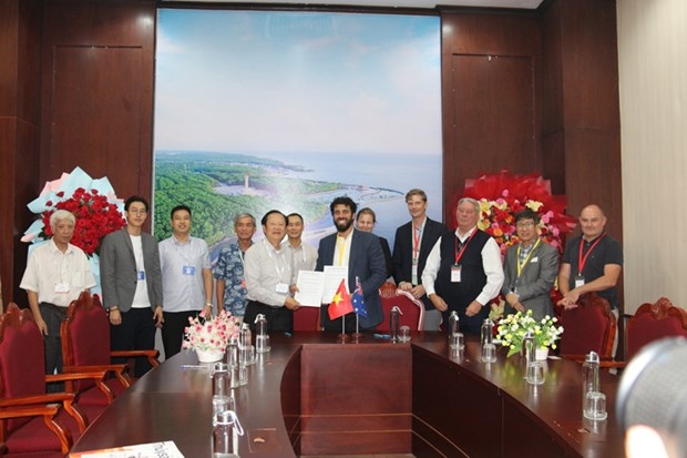 The signing ceremony of the memorandum of understanding. (Photo: thuysanvietnam.com.vn)