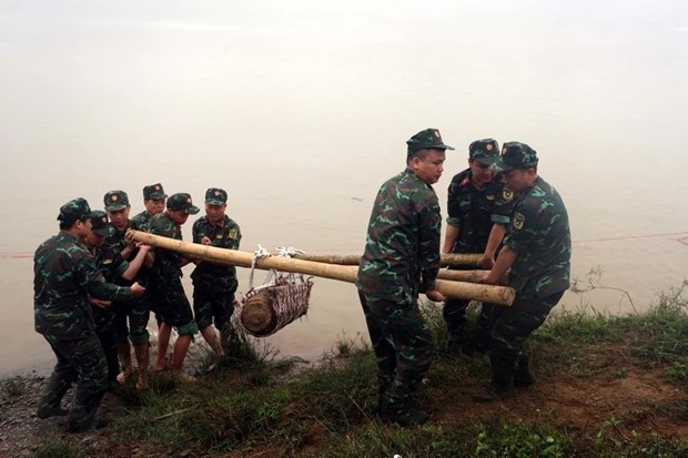 The bomb is moved from Luoc River in Tien Lu district, Hung Yen province.