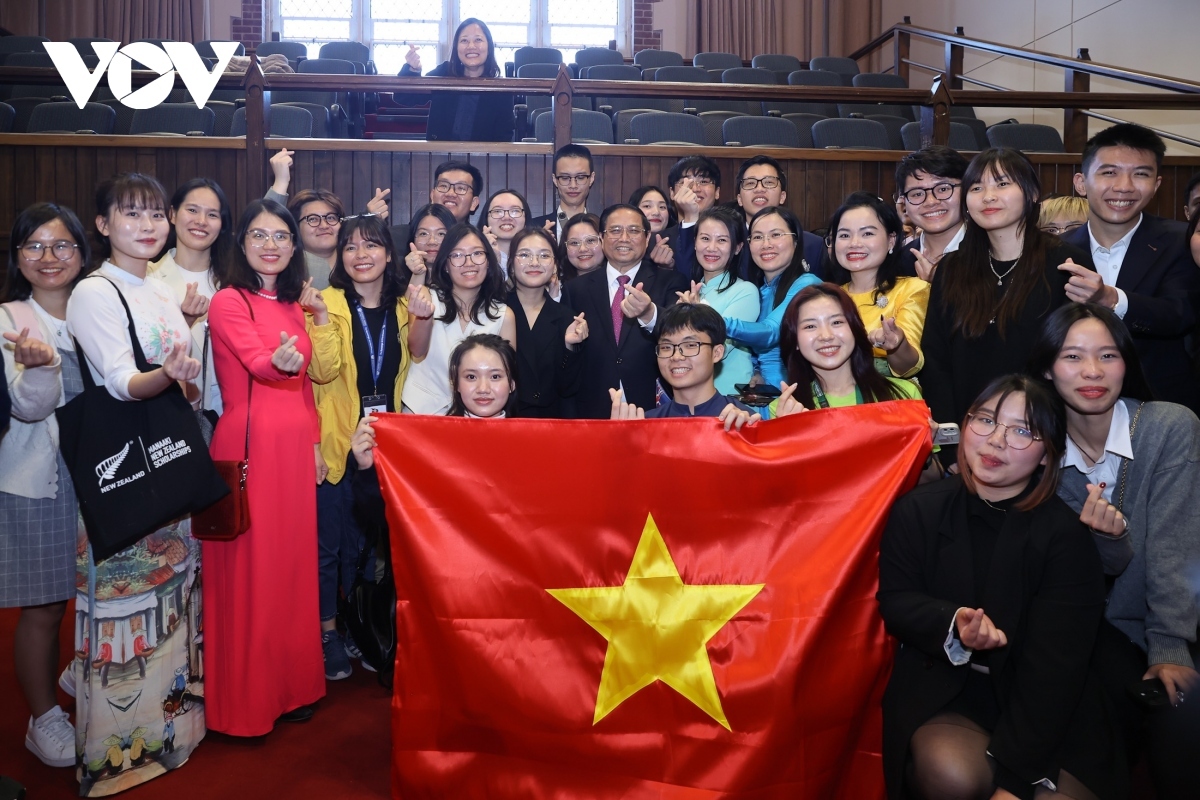 Prime Minister Pham Minh Chinh and Vietnamese students at Victoria University of Wellington pose for a group photo