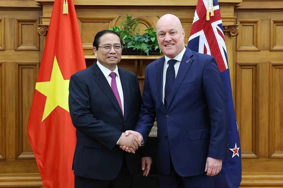 New Zealand Prime Minister Christopher Luxon (R) shaking hads with Vietnamese Prime Ministser Pham Minh Chinh ahead of their talks in Wellington on March 11. (Photo: VNA)