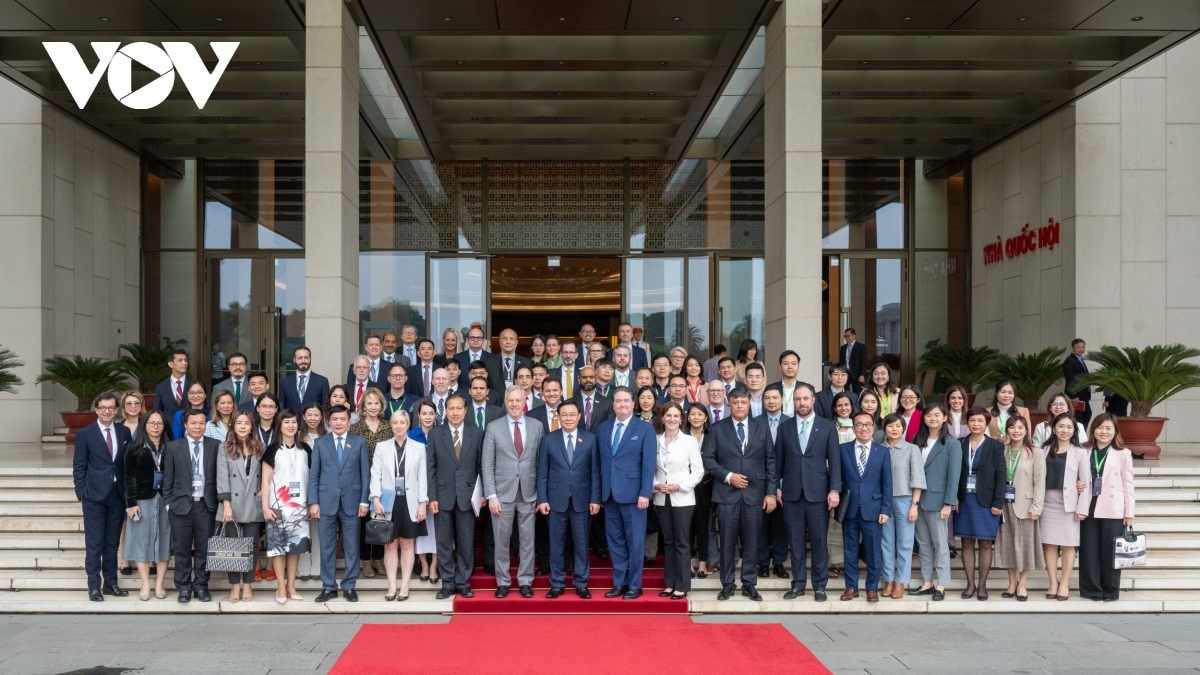 NA Chairman Vuong Dinh Hue poses for a photo with USABC business delegation.