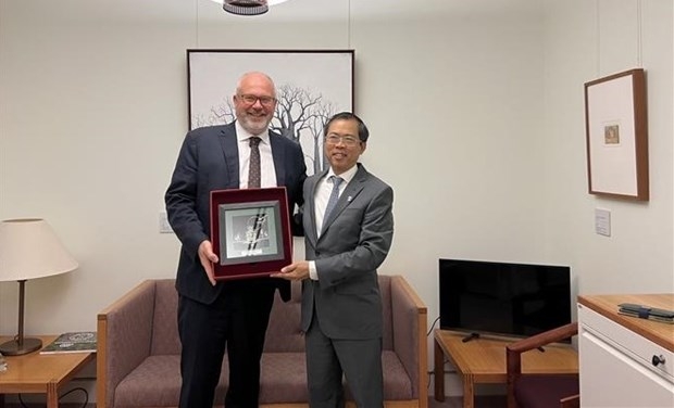 Vietnamese Ambassador to Australia Pham Hung Tam (right) meets with Senator Tim Ayres, Assistant Minister for Trade and Manufacturing of Australia, in Canberra.