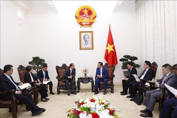 Deputy Prime Minister Tran Hong Ha (R) and General Director of the China Energy International Group Co. Ltd. Qiao Xubin at their meeting in Hanoi on March 28