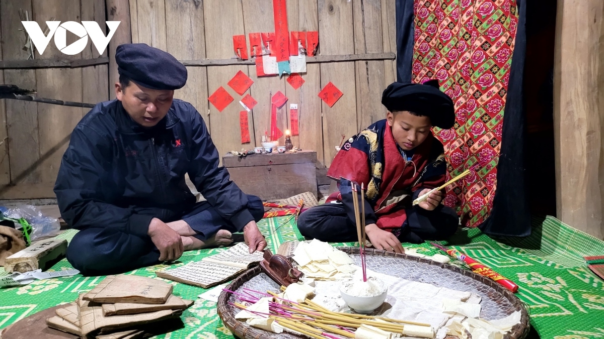 The Dao ethnic people use the dried paper sheets to decorate their houses and altars, as well as making joss papers for the purpose of worship and writing letters.
