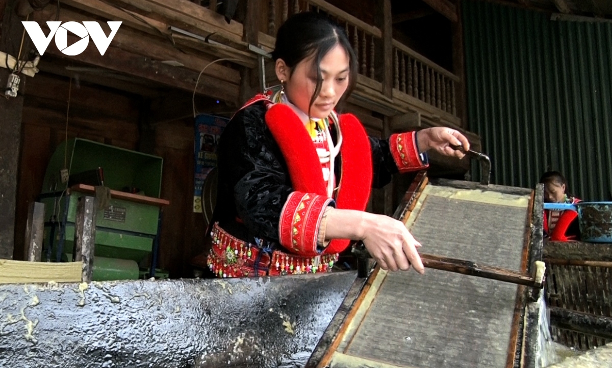 The entire manual process of making paper is conducted by women.