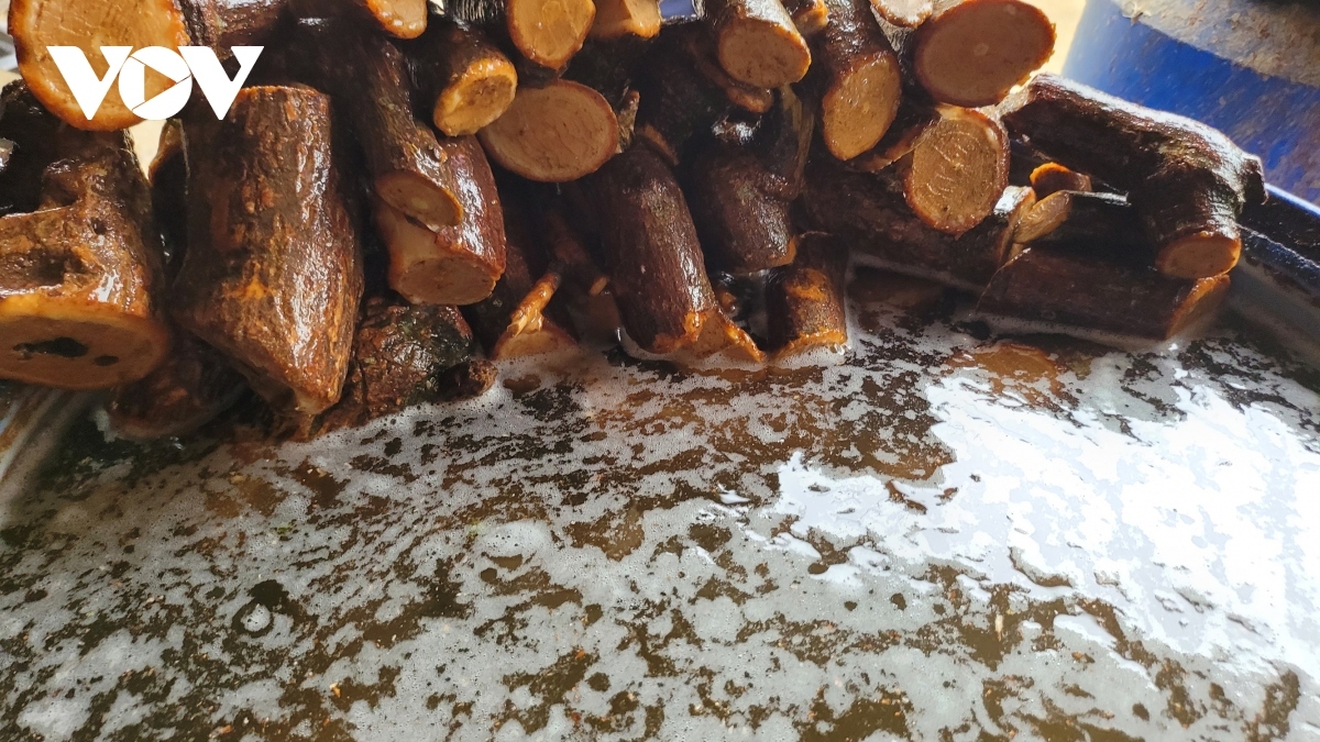 Young bamboo trees are soaked in water, pounded, and then crushed into pulp before being mixed with resin of several other plants in the forest to form paper sheets, then drying them.