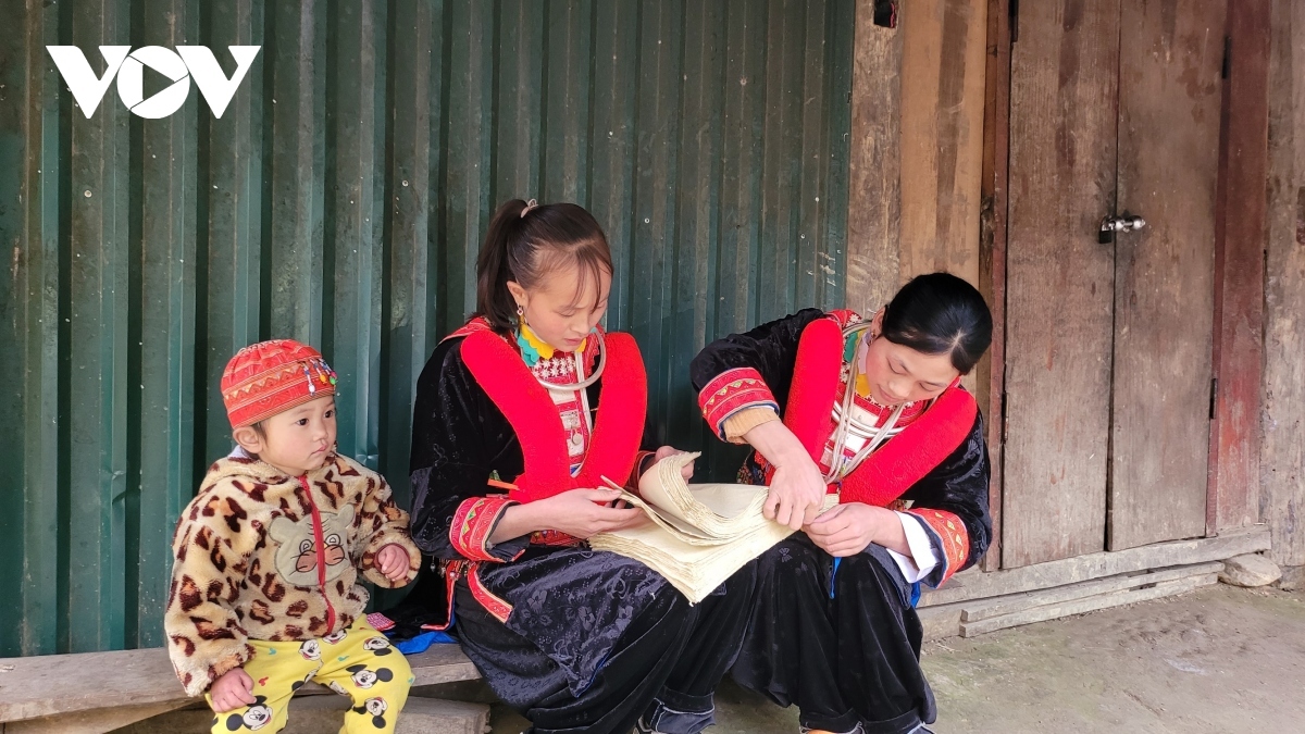 The work requires both skillfulness and meticulousness of women from the Red Dao ethnic minority group.