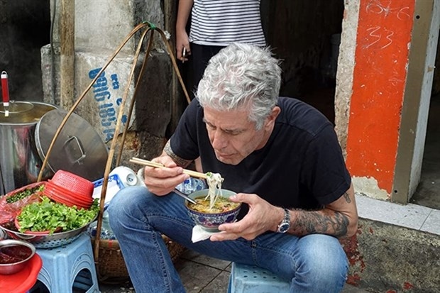Late celebrity chef Anthony Bourdin enjoys bun oc (rice vermicelli with snails) in Hanoi. (Photo courtesy of Anthony Bourdin)