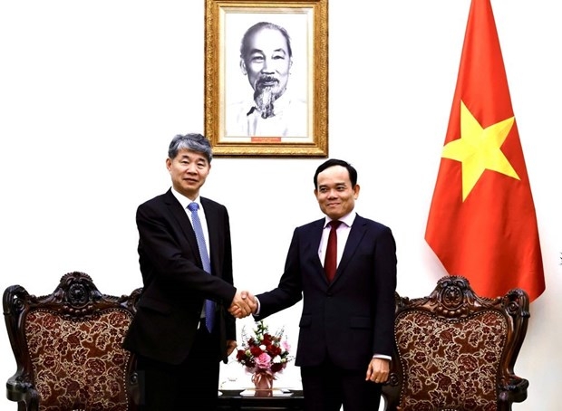 IAEA Deputy Director General Hua Liu (L) and Vietnamese Deputy Prime Minister Tran Luu Quang. (Photo: VNA)