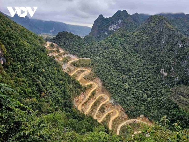 Khau Coc Cha pass with its 15 hairpin bends in Bao Lac district, Cao Bang province (Photo: VOV)
