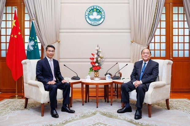 Chief Executive of the Macau Special Administrative Region Ho lat Seng (R) receives Vietnamese Consul General in Hong Kong and Macau (China) Pham Binh Dam. (Photo: VNA)