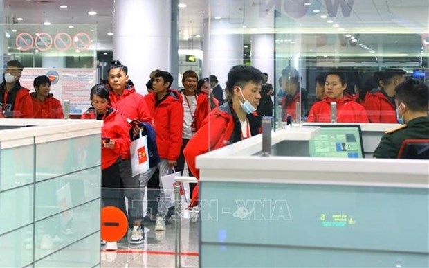 Vietnamese citizens repatriated from Myanmar arrive at Noi Bai International Airport in Hanoi in the early morning of December 5, 2023. (Photo: VNA)