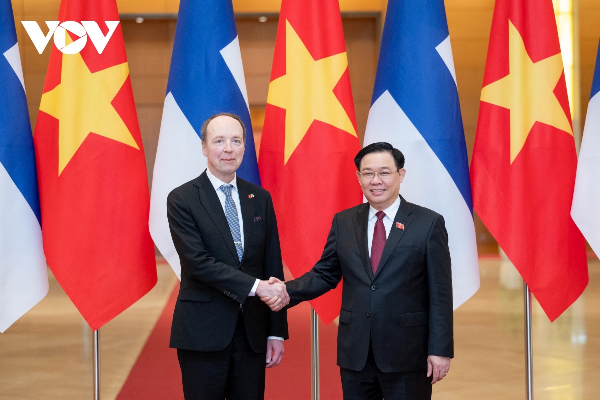 Vietnamese National Assembly Chairman Vuong Dinh Hue (R) shaking hands with Finnish Partliament Speaker Jussi Halla-aho ahead of their talks in Hanoi on March 25