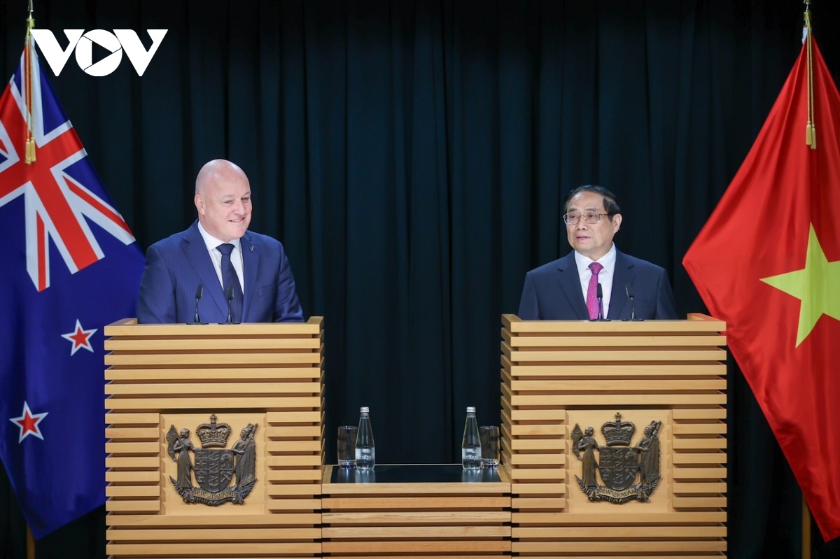 New Zealand Prime Minister Christopher Luxon (L) and Vietnamese Prime Minister Pham Minh Chinh at the joint press briefing in Weillington on March 11 following their talks held on the same day