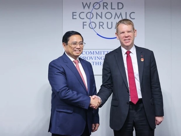 PM Pham Minh Chinh (L) meets with then New Zealand PM Chris Hipkins on the sidelines of the World Economic Forum's Annual Meeting of the New Champions in Tianjin, China, on June 27, 2023. (Photo: VNA)