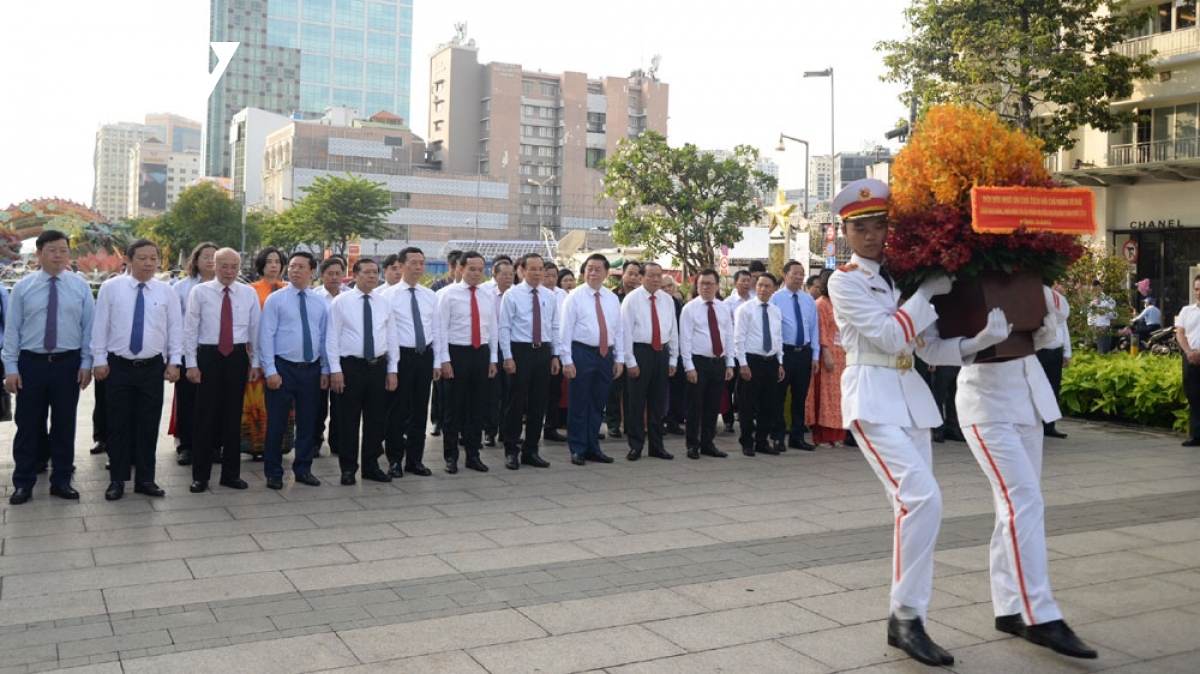 Delegates offer incense and lay wreaths in commemoration of President Ho Chi Minh at his monument in District 1’s Nguyen Hue walking street ahead of the opening ceremony of the national press festival.