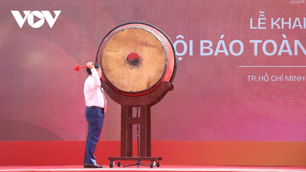 Nguyen Trong Nghia, head of the Communist Party of Vietnam (CPV) Central Committee’s Commission for Information and Education, beats the drum to mark the opening of the 2024 national press festival.
