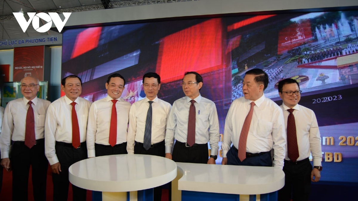 Leaders tour around booths of central and local press agencies nationwide.