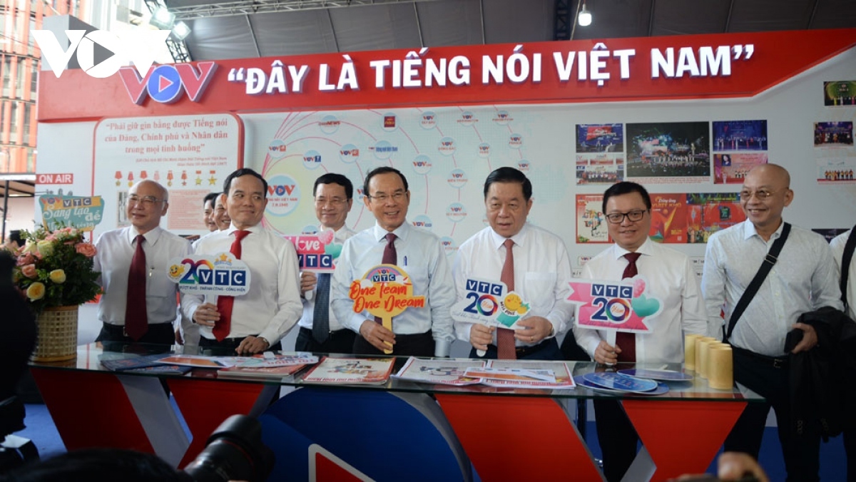 Leaders pay a visit to Voice of Vietnam (VOV)’s stall displaying several media products.