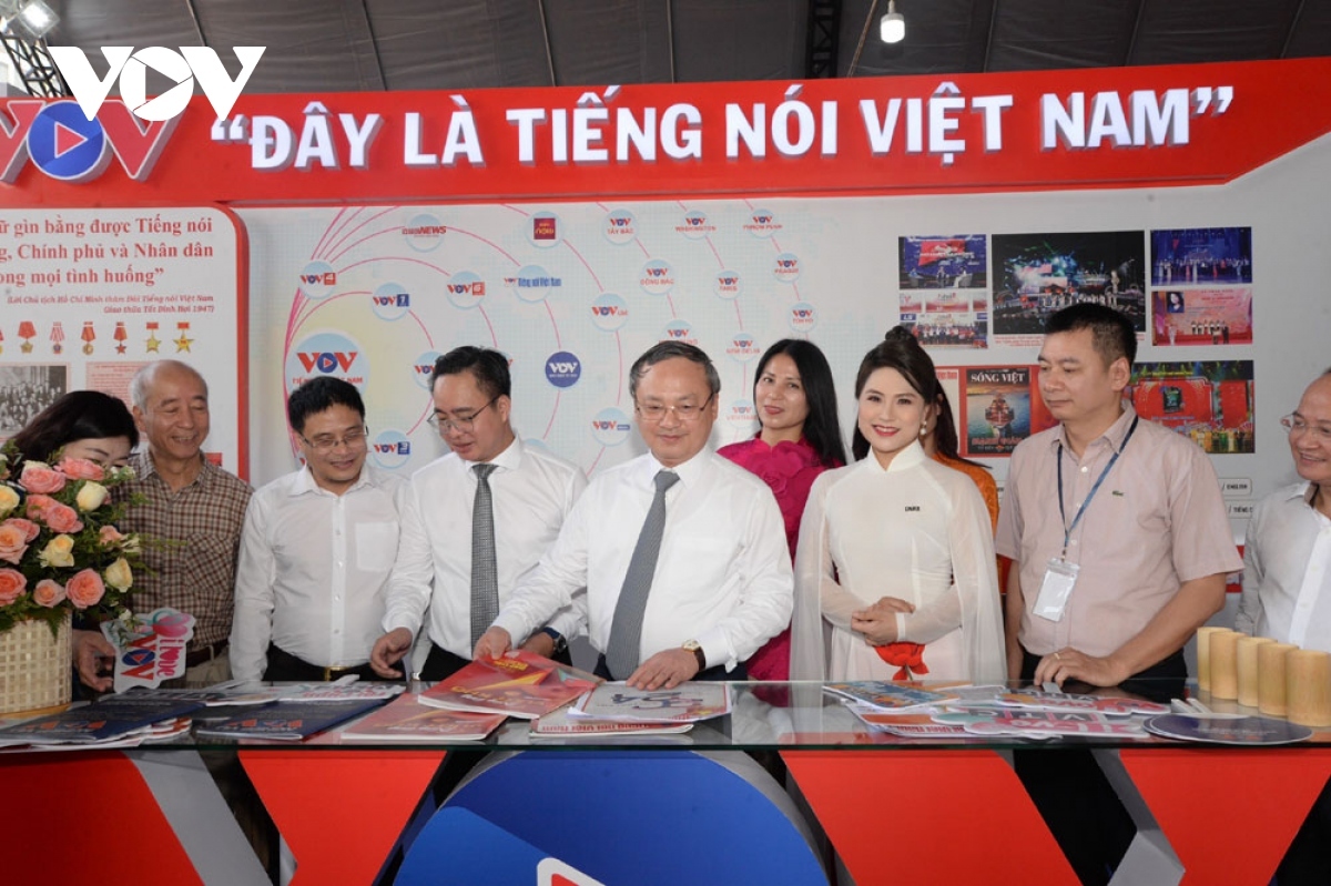 Do Tien Sy, president of VOV (fourth from left), Pham Manh Hung, vice president of VOV (third from left), and other leaders visit the Voice of Vietnam (VOV) booth.