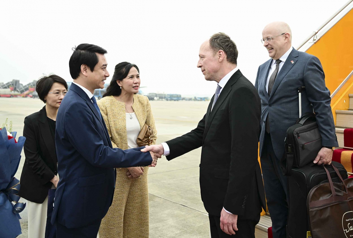 Vice Chairman of the NA's Committee for Foreign Affairs Le Anh Tuan welcomes Speaker of the Parliament of Finland Jussi Halla-aho at the Noi Bai International Airport (Photo:quochoi.vn)