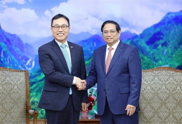 PM Pham Minh Chinh (R) and RoK Ambassador Choi Young Sam (Photo: VNA)