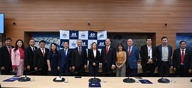 The Ho Chi Minh City delegation take a group photo with leaders of Santiago Metropolitan Region (Photo: sggp.org.vn)