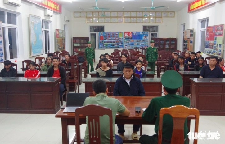 Local authorities take the suspects' statement (Photo: Tuoi Tre)